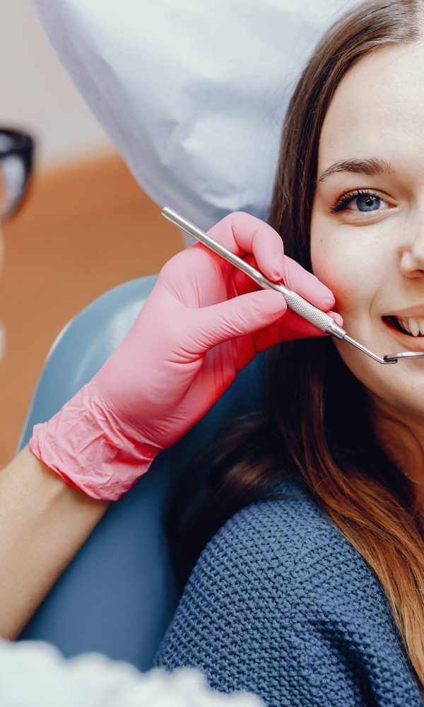 Beautiful girl sitting dentist s office scaled 1 600x1000